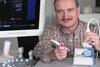 Prof. Dr. Heinrich Martin Overhoff simulierte Operationssituation, bei der ein (blaues) Organ einen Krebs im Frühstadium enthält